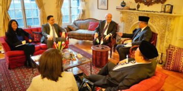 Menteri Luar Negeri RI, Sugiono, melakukan pertemuan bilateral dengan Wakil Tetap Palestina untuk PBB, Menteri Riyad Mansour, di Kantor Perwakilan Palestina di New York (16/2/2026).(Foto: Dok. Kemenlu)