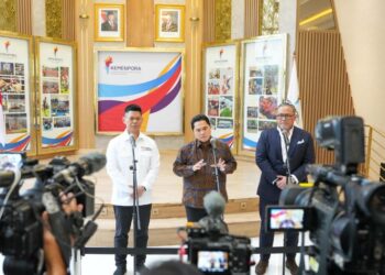 Menpora Erick bertemu Dubes Indonesia untuk Malaysia Raden Dato Mohammad Iman Hascarya Kusumo dan Presiden NOC Indonesia Raja Sapta Oktohari di Graha Kemenpora, Jumat (20/2) sore.(foto:Andre/kemenpora.go.id)