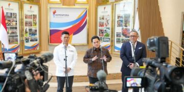 Menpora Erick bertemu Dubes Indonesia untuk Malaysia Raden Dato Mohammad Iman Hascarya Kusumo dan Presiden NOC Indonesia Raja Sapta Oktohari di Graha Kemenpora, Jumat (20/2) sore.(foto:Andre/kemenpora.go.id)