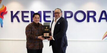 Dubes Indonesia untuk Malaysia Raden Dato Mohammad Iman Hascarya Kusumo bertemu Menpora RI Erick Thohir di Graha Kemenpora, Jalan Gerbang Pemuda Nomor 3, Senayan, Jumat (20/2) sore.(foto:raiky/kemenpora.go.id)