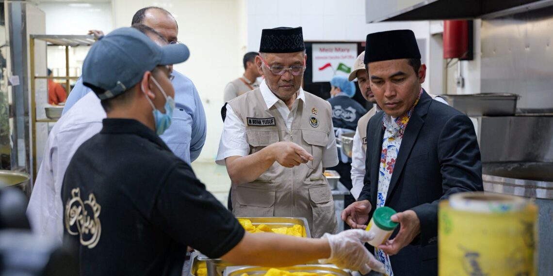 Menteri Haji dan Umrah, Mochamad Irfan Yusuf, melakukan supervisi dan pengecekan langsung terhadap kesiapan dapur penyedia katering bagi jemaah haji Indonesia 1447H/2026M di Madinah.(Foto: Dok. Kemenhaji)