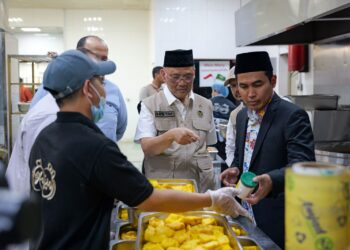 Menteri Haji dan Umrah, Mochamad Irfan Yusuf, melakukan supervisi dan pengecekan langsung terhadap kesiapan dapur penyedia katering bagi jemaah haji Indonesia 1447H/2026M di Madinah.(Foto: Dok. Kemenhaji)
