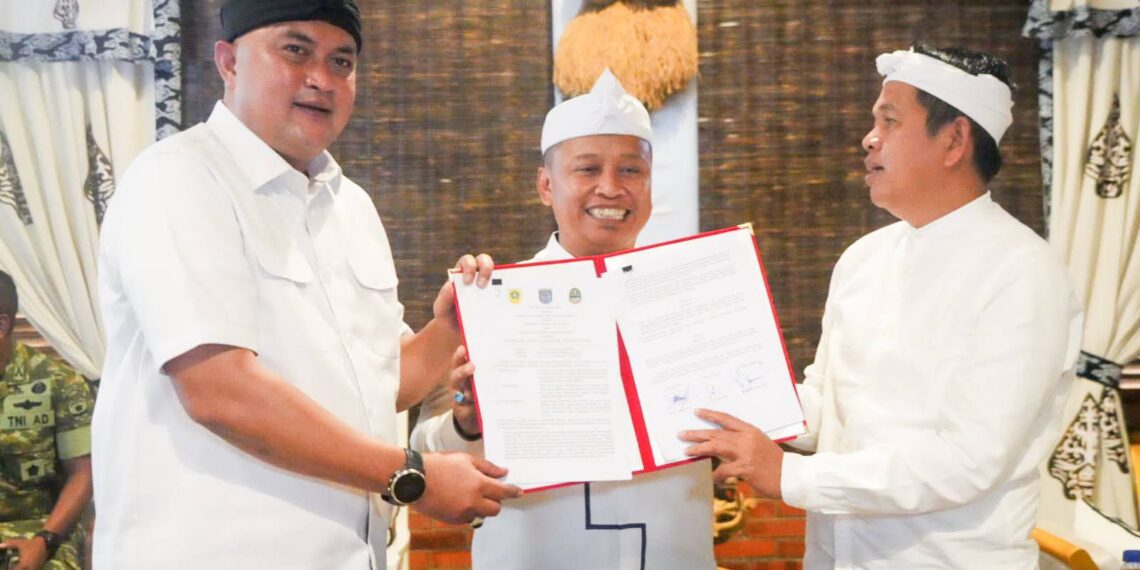 Kabupaten Bogor dan Kota Depok menandatangani Nota Kesepahaman (MoU) pembangunan Underpass Citayam–Bojonggede, sebagai salah satu proyek strategis peningkatan konektivitas wilayah, di Subang pada Kamis (5/2/6). MoU itu berlangsung saat Bupati Bogor, Rudy Susmanto, menghadiri rapat bersama para bupati dan wali kota se-Provinsi Jawa Barat yang dipimpin langsung oleh Gubernur Jawa Barat, Kang Dedi Mulyadi (KDM). (Foto: Humas Pemkab Bogor)