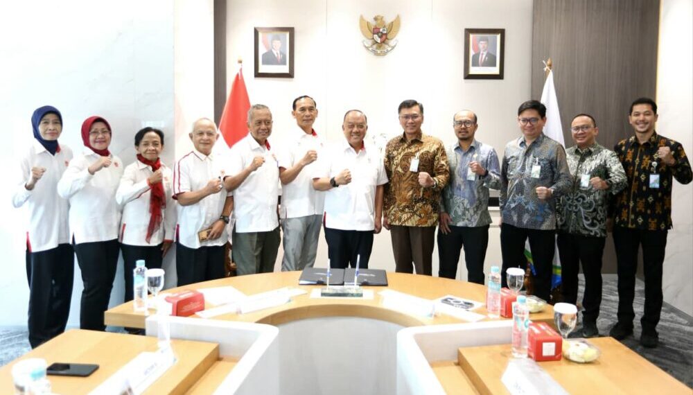 Ketua Umum Komite Olahraga Nasional Indonesia (KONI) Pusat Letjen TNI Purn Marciano Norman menandatangani Nota Kesepahaman (Memorandum of Understanding/MoU) dengan BPJS Ketenagakerjaan pada Senin, 2 Februari 2026.(Foto: Dok. KONI Pusat)