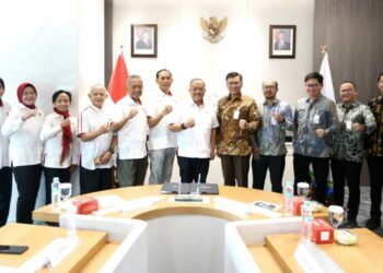 Ketua Umum Komite Olahraga Nasional Indonesia (KONI) Pusat Letjen TNI Purn Marciano Norman menandatangani Nota Kesepahaman (Memorandum of Understanding/MoU) dengan BPJS Ketenagakerjaan pada Senin, 2 Februari 2026.(Foto: Dok. KONI Pusat)