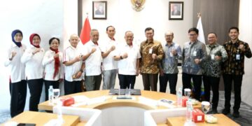 Ketua Umum Komite Olahraga Nasional Indonesia (KONI) Pusat Letjen TNI Purn Marciano Norman menandatangani Nota Kesepahaman (Memorandum of Understanding/MoU) dengan BPJS Ketenagakerjaan pada Senin, 2 Februari 2026.(Foto: Dok. KONI Pusat)