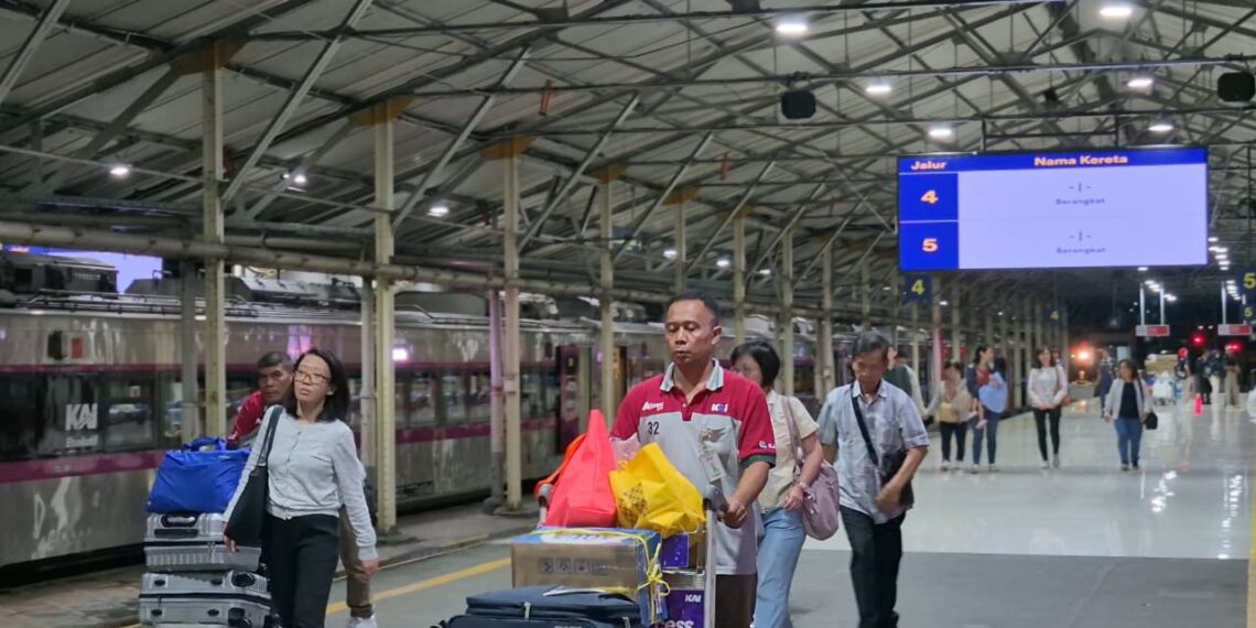 Layanan porter di stasiun.(Foto: Istimewa)