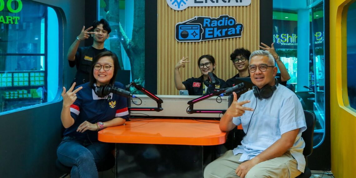 Wakil Menteri Ekonomi Kreatif (Wamenekraf) Irene Umar Li dan Wali Kota Bandung Muhammad Fahan dalam Kik-Off Radio Ekraf di Cihampelas Walk Kota Bandung pada 8 Februari 2026.(Foto: Humas Pemkot Bandung)