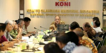 Ketua Umum (Ketum) Komite Olahraga Nasional Indonesia (KONI) Pusat Letjen TNI Purn Marciano Norman memimpin rapat koordinasi.(Foto: KONI Pusat)