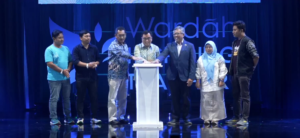 Co-Founder ParagonCorp Salman Subakat (tengah) didampingi pejabat senior di Kementerian Pendidikan Dasar dan Menengah (Kemendikdasmen) Temu Ismail (kiri) dan Rektor ITB Tatacipta Dirgantara (kanan) didampingi perwakilan peserta meluncurkan Wardah Inspiring Teacher yang kini telah memasuki Generasi Ke-8 (Generation 8) pada Sabtu (14/2/2026) di Sasana Budaya Ganesha ITB Kota Bandung.(Image: YouTube ParagonCorp)