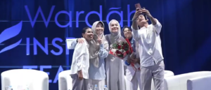 Moderator dan narasumber melakukan swafoto usai acara.