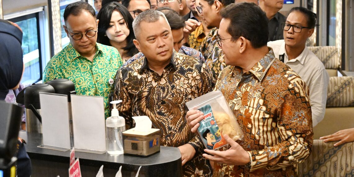 Menteri Perhubungan Dudy Purwagandhi (kiri) dan Menteri Perdagangan Budi Santoso di Stasiun Gambir, Jakarta, Selasa (24/2/2026).(Foto: Istimewa)