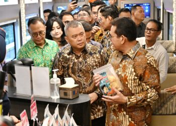 Menteri Perhubungan Dudy Purwagandhi (kiri) dan Menteri Perdagangan Budi Santoso di Stasiun Gambir, Jakarta, Selasa (24/2/2026).(Foto: Istimewa)