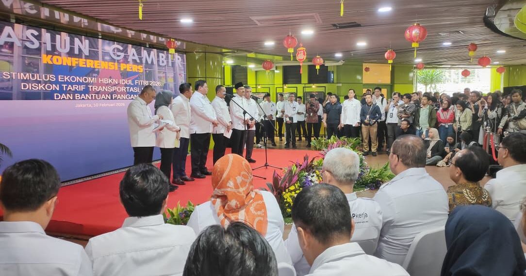 Konferensi Pers Stimulus Ekonomi HKBN Idul Fitri 2026: Diskon Tarif Transportasi, WFA, dan Bantuan Pangan, di Stasiun Gambir Jakarta, Selasa (10/2).(Foto: Dok. Kemenhub)