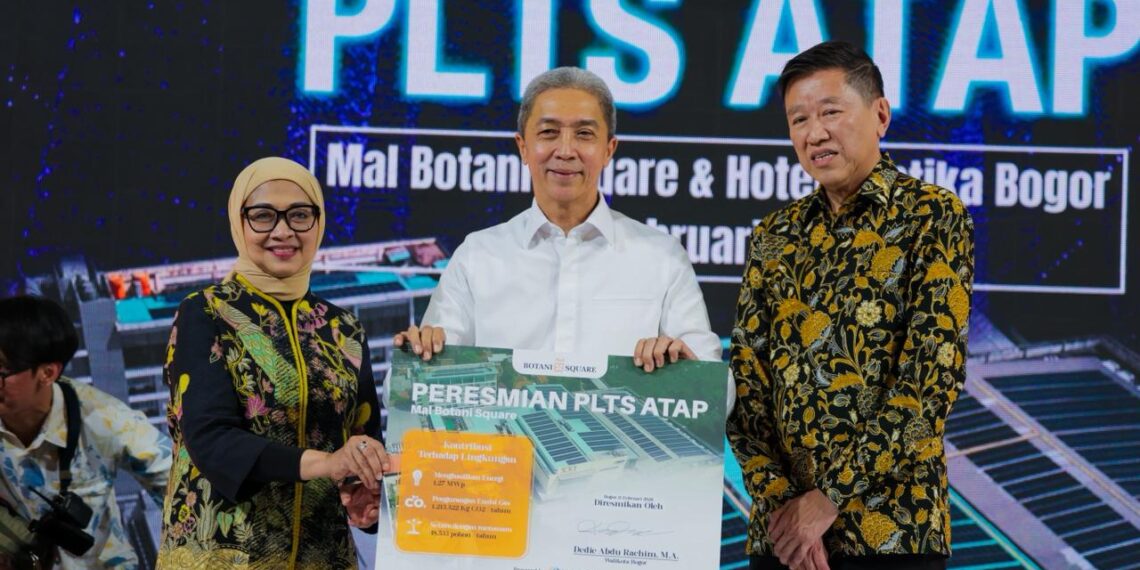 Kota Bogor meresmikan Pembangkit Listrik Tenaga Surya (PLTS) Atap. Lokasinya berada di Mall Botani Square dan Hotel Santika Bogor. Peresmian PLTS itu dilakukan langsung oleh Wali Kota Bogor, Dedie A. Rachim, Rabu (11/2/2026).(Foto: Humas Pemkot Bogor)