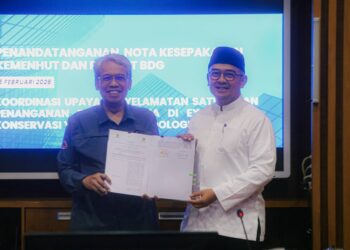 Direktur Jenderal KSDAE Kementerian Kehutanan, Satyawan Pudyatmoko dan Wali Kota Bandung Muhammad Farhan, usai penandatanganan nota kesepakatan dengan Pemkot Bandung, Kamis, 5 Februari 2026.(Foto: Humas Pemkot Bandung)