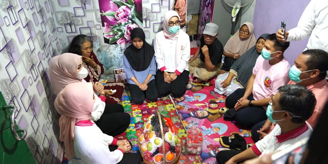 Kunjungan YKI Kota Bogor ke pasien kanker.(Foto: Humas Pemkot Bogor)