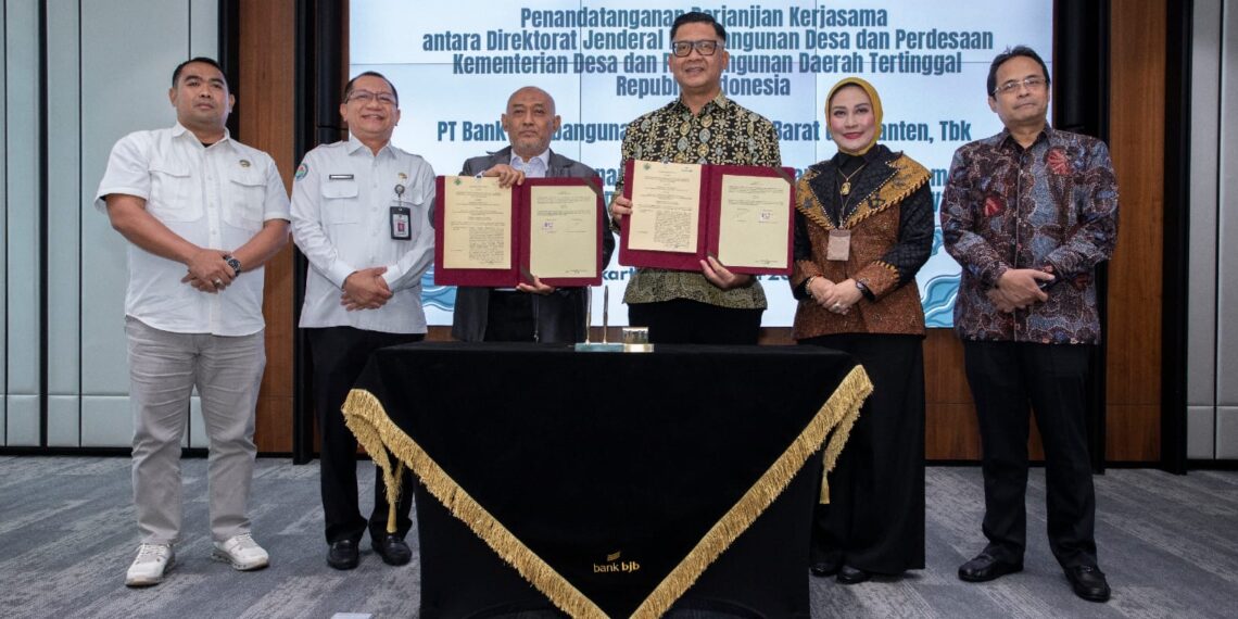 Perjanjian Kerja Sama tentang fasilitasi layanan Bank Pembangunan Daerah dalam mendukung percepatan pembangunan dan pemberdayaan masyarakat desa. Penandatanganan Perjanjian Kerja Sama dilakukan oleh Direktur Jenderal Pembangunan Desa dan Perdesaan Nugroho Setijo Nagoro dan Direktur Pengganti Direktur Utama bank bjb, Ayi Subarna.(Foto: Istimewa)
