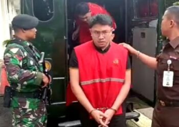 Adimas Firdaus Putra, terdakwa kasus ujaran kebencian terhandap Suku Sunda saat akan menjalani sidang di Pengadilan Negeri Bandung.(Foto:Istimewa).