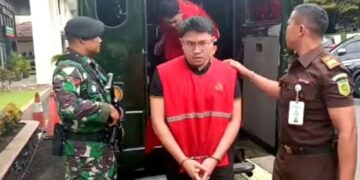 Adimas Firdaus Putra, terdakwa kasus ujaran kebencian terhandap Suku Sunda saat akan menjalani sidang di Pengadilan Negeri Bandung.(Foto:Istimewa).