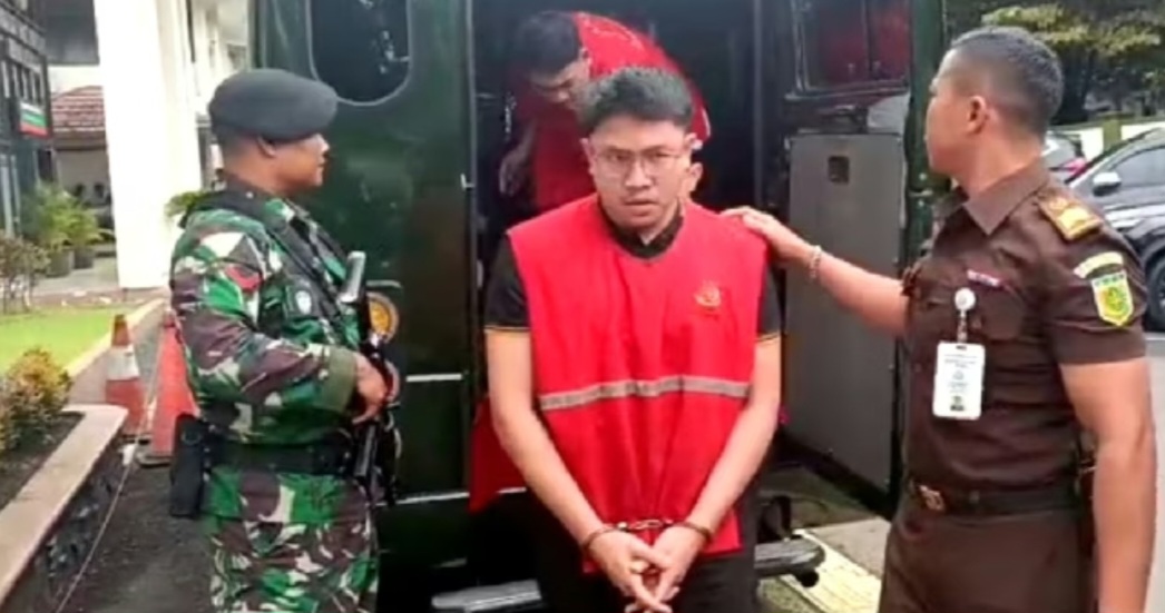 Adimas Firdaus Putra, terdakwa kasus ujaran kebencian terhandap Suku Sunda saat akan menjalani sidang di Pengadilan Negeri Bandung.(Foto:Istimewa).