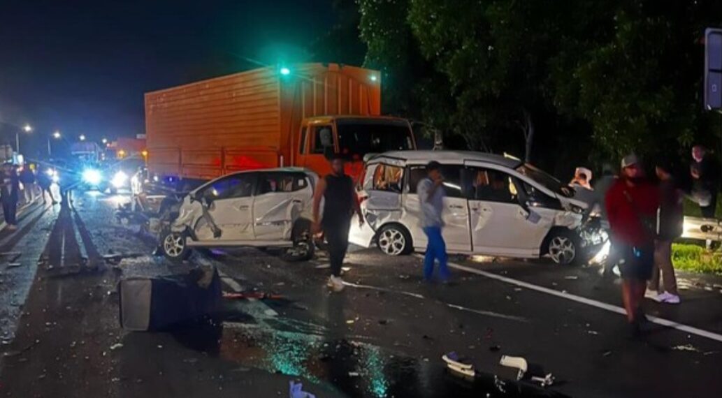 Kecelakaan beruntun di KM 93-B Tol Cipularang mengakibatkan 2 orang tewas.(Foto:Istimewa).