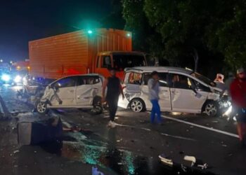 Kecelakaan beruntun di KM 93-B Tol Cipularang mengakibatkan 2 orang tewas.(Foto:Istimewa).