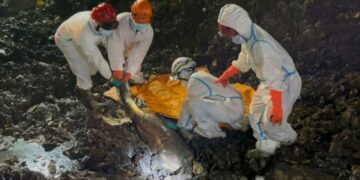 Proses evakuasi jasad korban tertimbun longsor sampah di TPST Bantargebang, Kota Bekasi.(Foto:Istimewa).