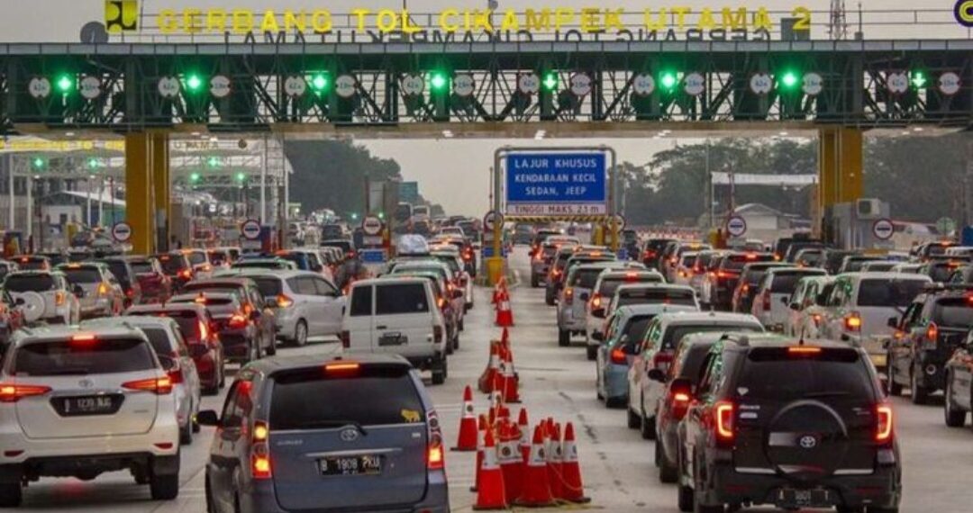 Ilustrasi antrian kendaraan saat puncak arus mudik memasuki gerbang tol.(Foto:Istimewa).