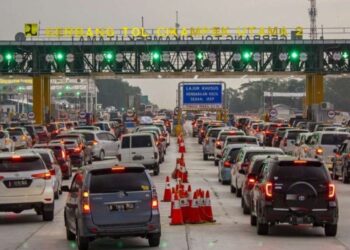 Ilustrasi antrian kendaraan saat puncak arus mudik memasuki gerbang tol.(Foto:Istimewa).