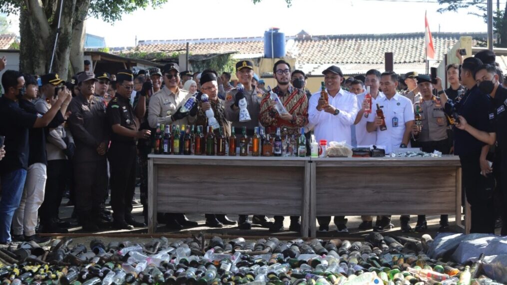 Pemusnahan ribuan botol miras dan knalpot brong hasil razia dan sitaan Polresta Bandung.(Foto:Istimewa).