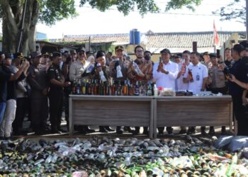 Pemusnahan ribuan botol miras dan knalpot brong hasil razia dan sitaan Polresta Bandung.(Foto:Istimewa).