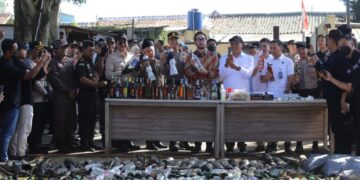 Pemusnahan ribuan botol miras dan knalpot brong hasil razia dan sitaan Polresta Bandung.(Foto:Istimewa).