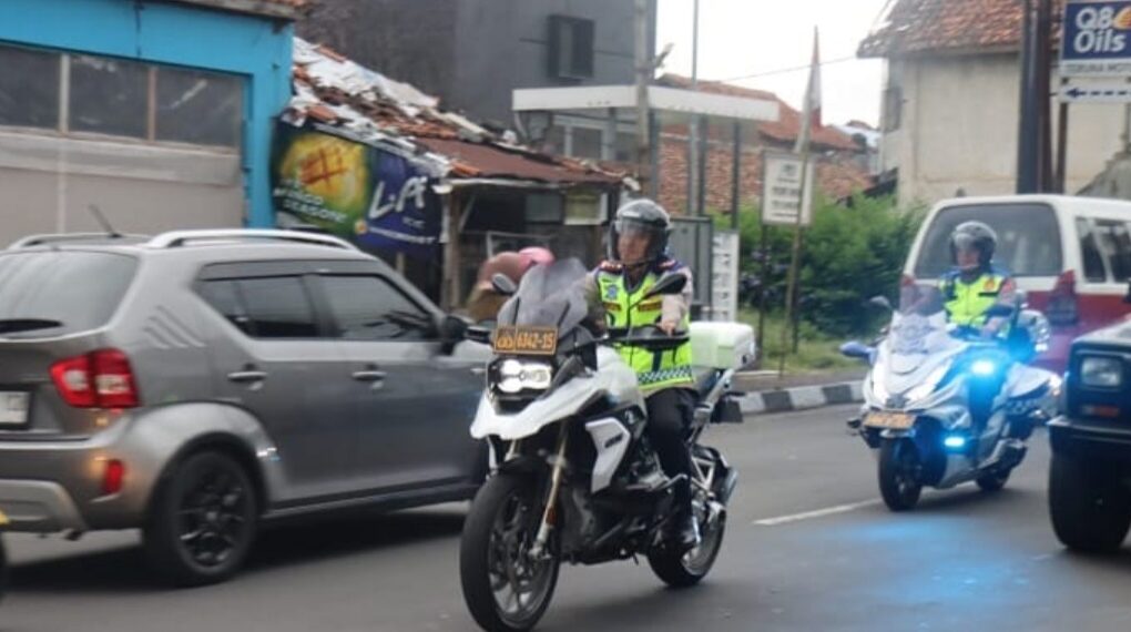 Polres Garut terapkan sistem one-way di jalur Limbangan, Kabupaten Garut, yang mulai dipadati pemudik.(Foto:Istimewa)