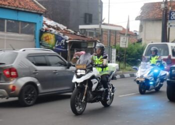 Polres Garut terapkan sistem one-way di jalur Limbangan, Kabupaten Garut, yang mulai dipadati pemudik.(Foto:Istimewa)