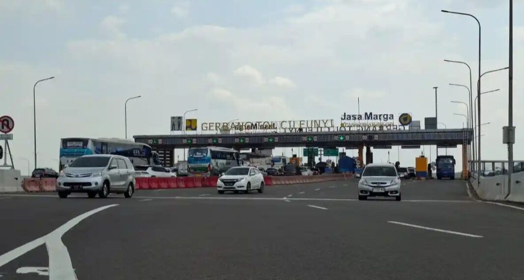Kendaraan melintas Gerbang Tol Cileunyi.(Foto:Istimewa).