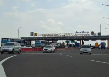 Kendaraan melintas Gerbang Tol Cileunyi.(Foto:Istimewa).