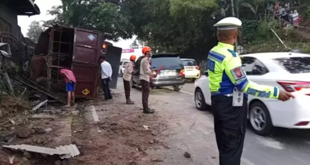 Bangkai truk mengangkut sapi dievakuasi setelah menabrak pemudik pengendara sepeda motor.(Foto:Istimewa).