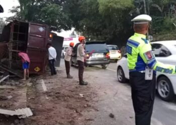 Bangkai truk mengangkut sapi dievakuasi setelah menabrak pemudik pengendara sepeda motor.(Foto:Istimewa).