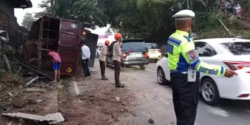 Bangkai truk mengangkut sapi dievakuasi setelah menabrak pemudik pengendara sepeda motor.(Foto:Istimewa).