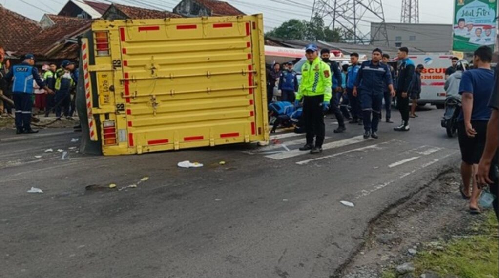 Truk boks tergulimg setelah menabrak dua sepeda motor di jalur Sumedang.(Foto:Istimewa).