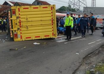 Truk boks tergulimg setelah menabrak dua sepeda motor di jalur Sumedang.(Foto:Istimewa).