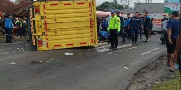 Truk boks tergulimg setelah menabrak dua sepeda motor di jalur Sumedang.(Foto:Istimewa).
