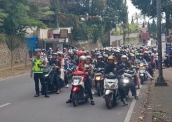 Polisi terapkan sistem one-way di jalur wisata lembang urai kepadatan kendaraan wisatawan.(Foto:Istimewa).