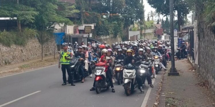 Polisi terapkan sistem one-way di jalur wisata lembang urai kepadatan kendaraan wisatawan.(Foto:Istimewa).
