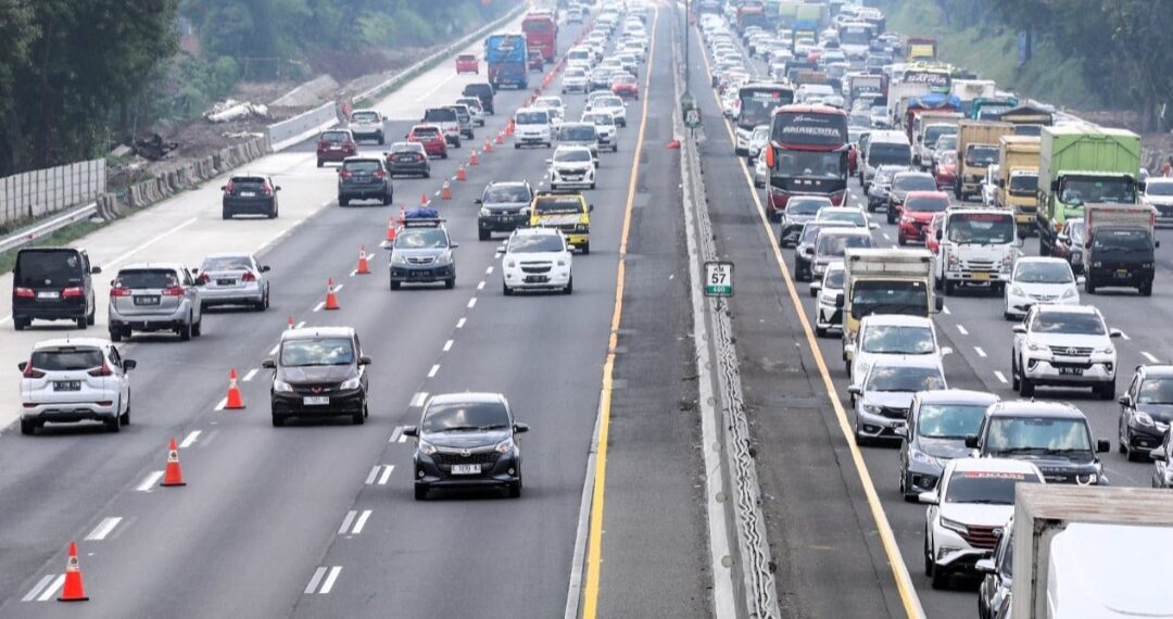 Rekayasa lalu-lintas sistem contra flow diterapkan saat arus balik di jalan tol.(Foto:Istimewa).