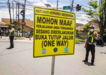 Jalur Lembang dipadati arus kendaraan wisatawan Satlantas Polres Cimahi terapkan sistem one-way.(Foto:Istimewa).