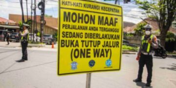 Jalur Lembang dipadati arus kendaraan wisatawan Satlantas Polres Cimahi terapkan sistem one-way.(Foto:Istimewa).