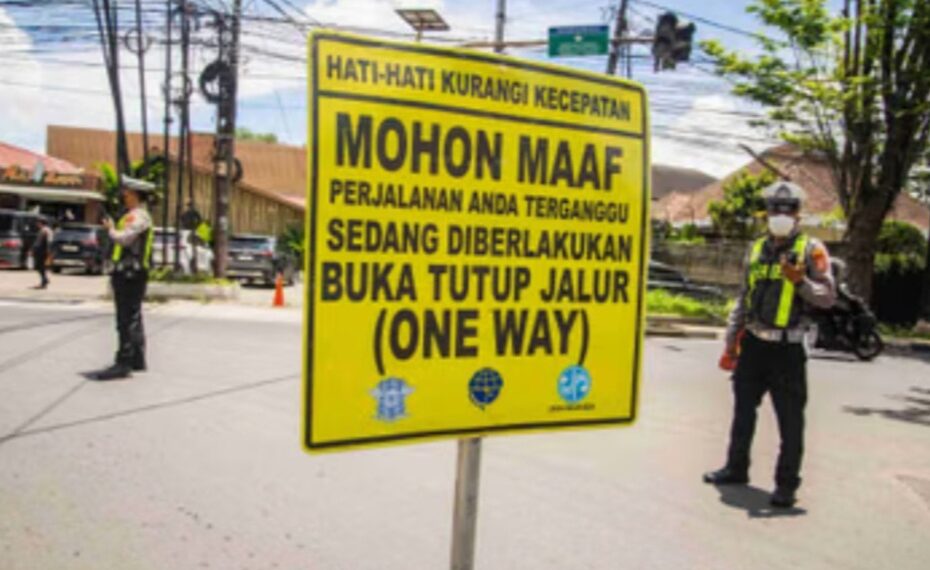Jalur Lembang dipadati arus kendaraan wisatawan Satlantas Polres Cimahi terapkan sistem one-way.(Foto:Istimewa).