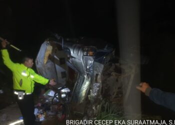 Bangkai Mobil Isuzu Elf Microbus yang terguling di Jalan Raya Panjalu-Cikijing, Desa Maniis, Kecamatan Cingambul, Kabupaten Majalengka, mengakibatkan enam orang tewas.(Foto:Istimewa).